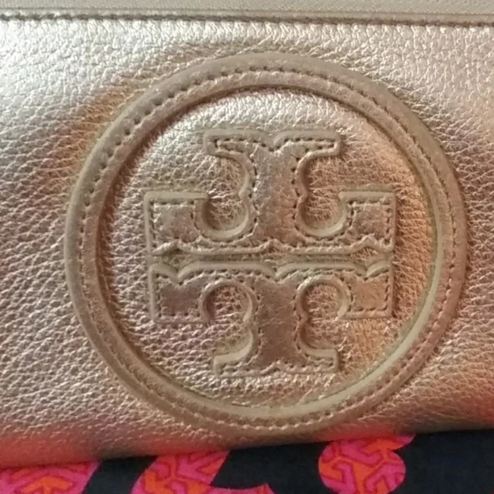 🌟Beautiful Gold Tory Burch Double Stacked Logo Zip Around Wallet🌟
